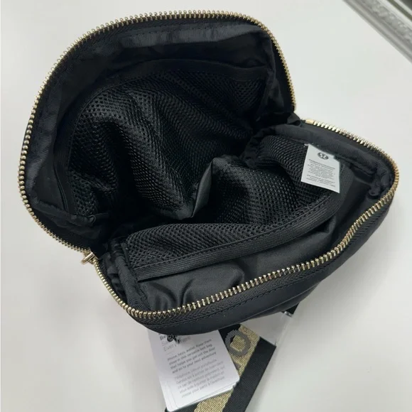 Rare LuluLemon Belt Bag - Picture 6 of 7